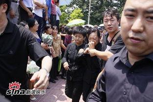 罗文葬礼全程视频,亲友泪别，缅怀永恒